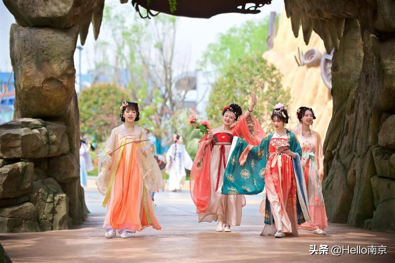 人气爱豆、汉服巡游、国潮大赏！南京欢乐谷春风游园正当时