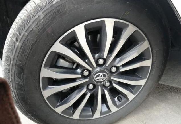 新车三个月轮胎侧面开裂怎么维权,新车轮胎出现裂纹4s店如何赔付