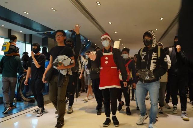 香港暴徒砸英资银行,是眼瞎吗?非也