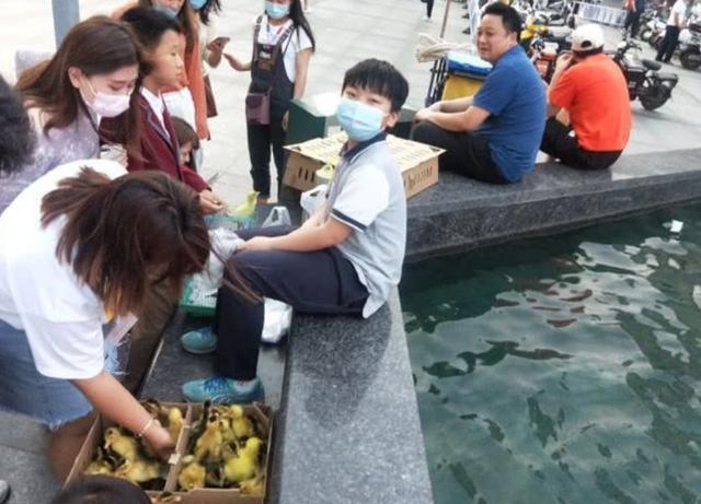 现在小学生喜欢什么摆地摊,小学生摆地摊流行卖什么