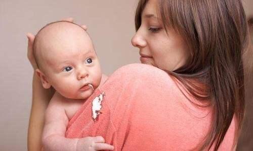 为什么宝宝爱吐奶,宝宝吐奶原因如何避免宝宝吐奶