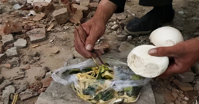 谁认识这个*子骗**铲车司机?太可恨了