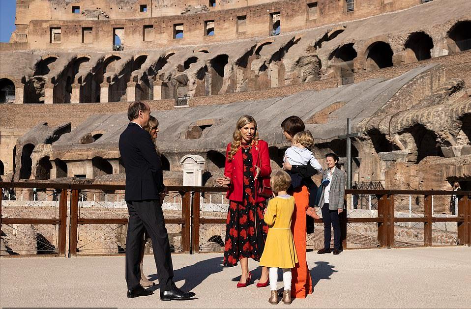 英国第一夫人成G20时尚黑马!穿500块的Zara上衣,印花裙是租来的