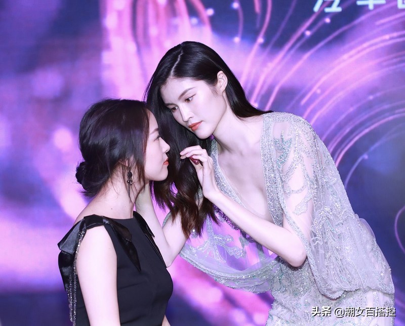 可仙可御!何穗穿裸色水钻裙秀身材,简单T恤配长裤就超级有范