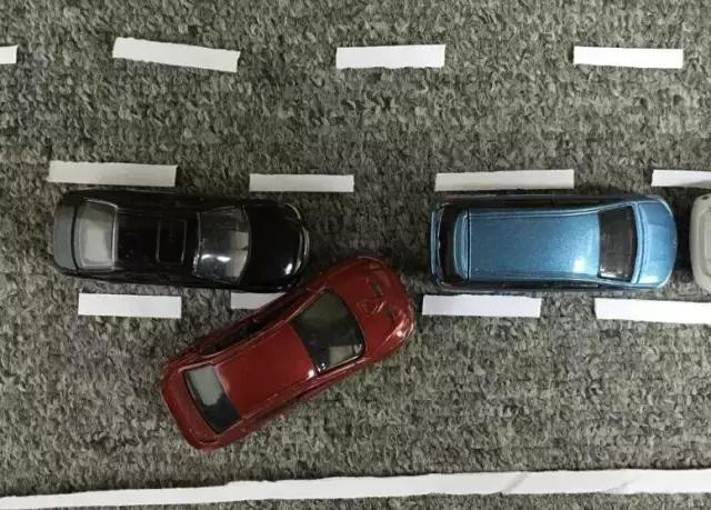 追尾了怎么处理走什么保险,追尾如何判断是什么责任