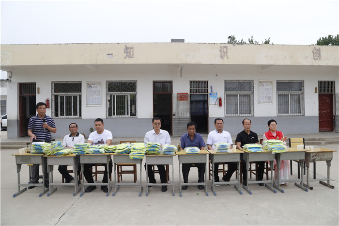 六一儿童节献爱心慰问活动,关爱困境儿童六一慰问暖童心