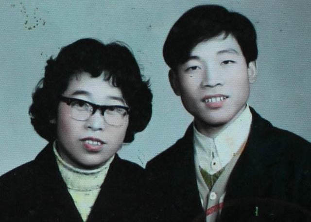 80年代和现代的结婚照对比,还原一下80年代结婚照