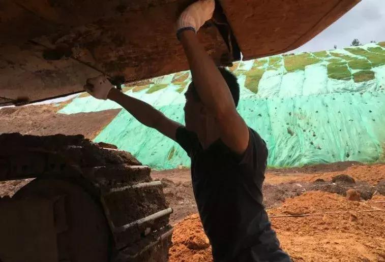 挖机保养维护标识贴纸,挖机油垢清洗