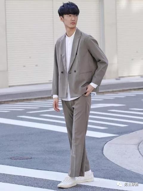 复古「圆形眼镜」当道?戴上透明黑色琥珀眼镜增添「轻复古」印象