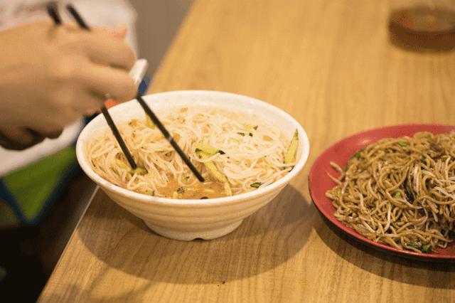 徐州68岁阿姨卖米线,徐州一家米线养活几十口人