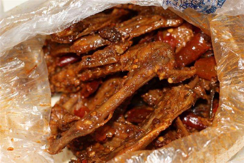 一只鸭子90元加工后卖28元,一只4斤重的鸭子