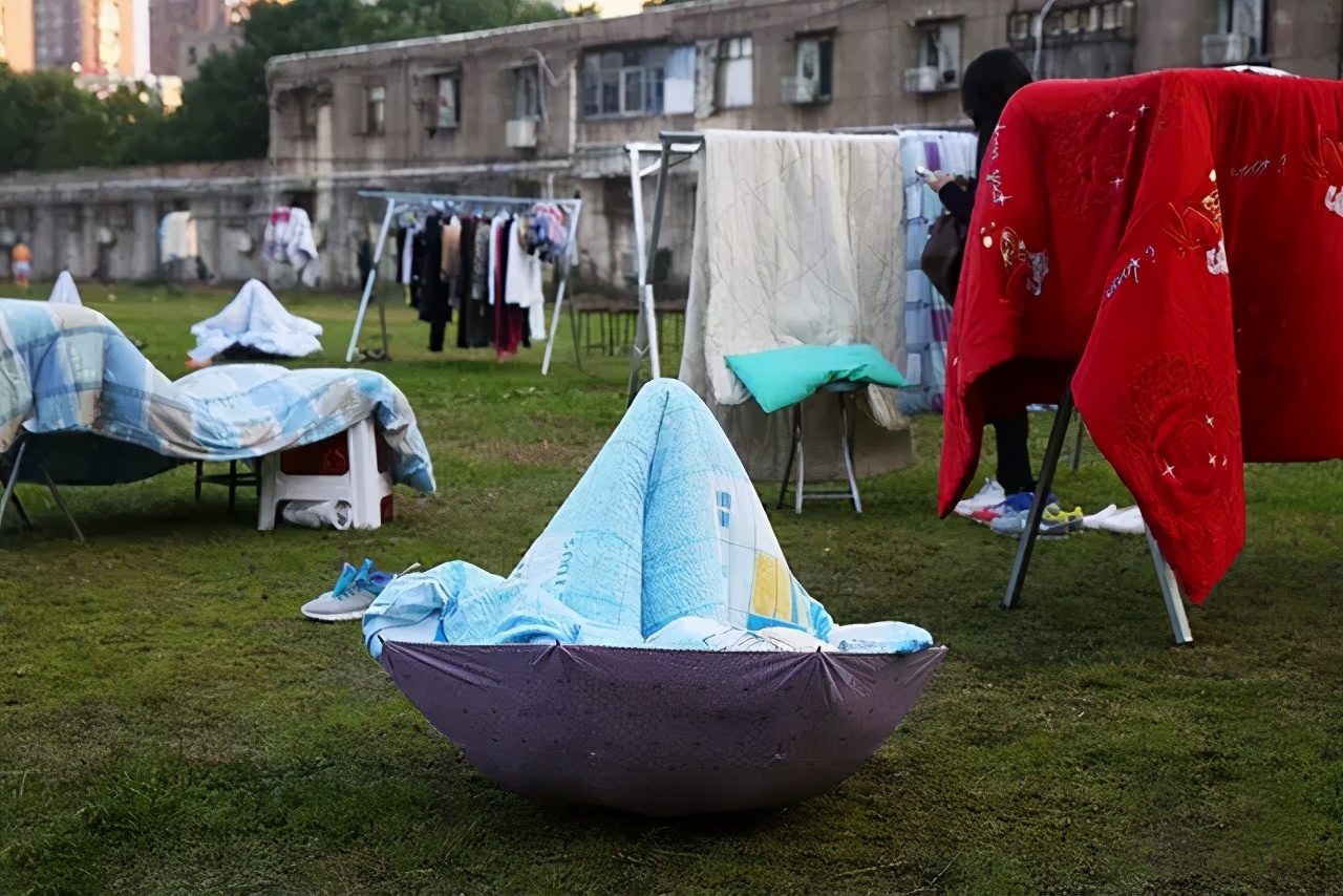 大学生晒被子的搞笑方式,盘点大学生花式“晒被子”名场面