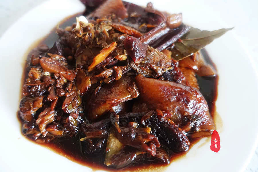 从高压锅中取出完整的酥鱼，真是不容易，它浑身酥软烂要轻拿轻放