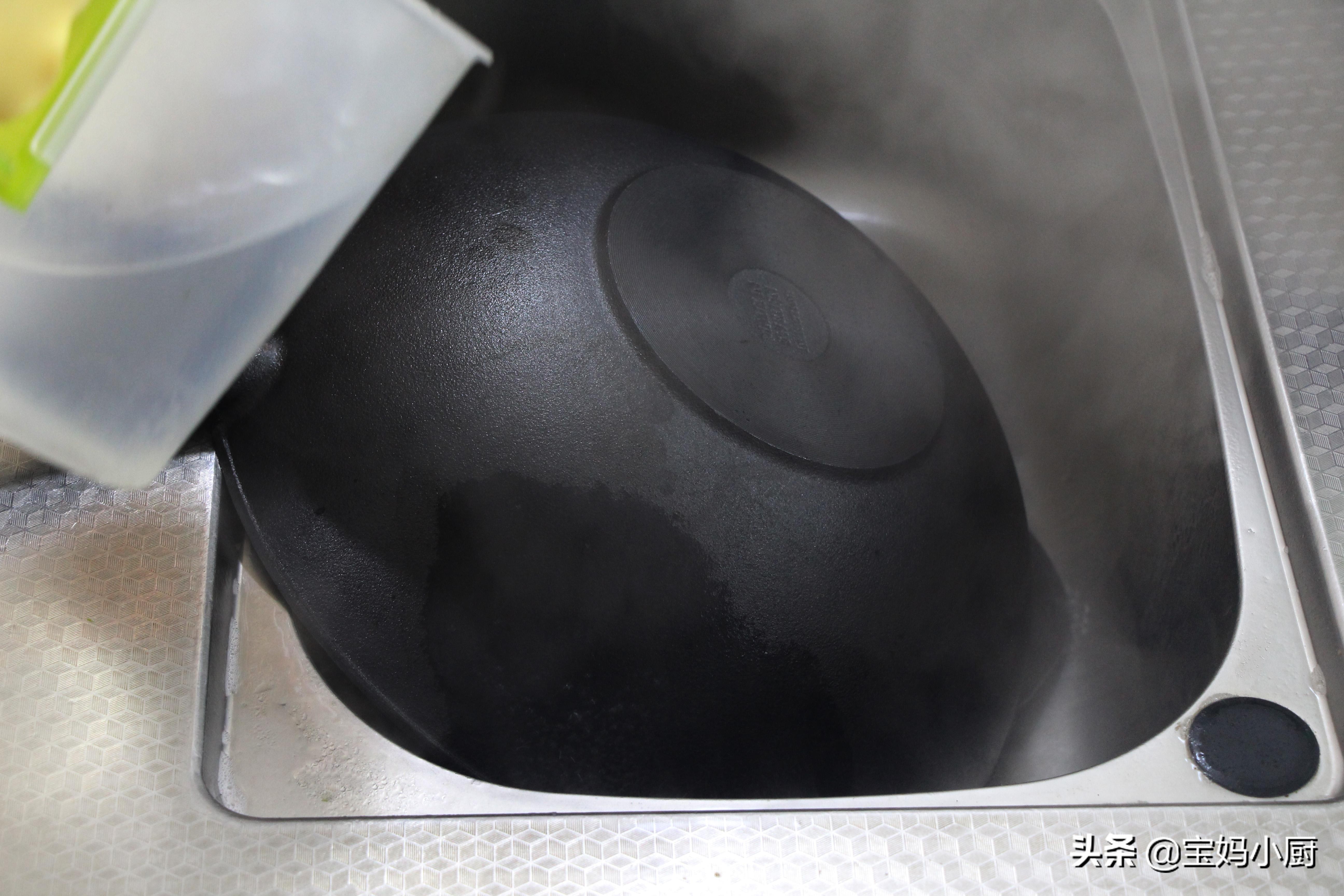 砂锅的开锅方法简单几步不粘不裂,铁锅用过的怎么开锅