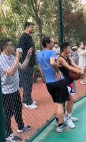 姚明野球场看10岁女儿打球！1米7姚沁蕾打4v4,姚主席老父亲般微笑