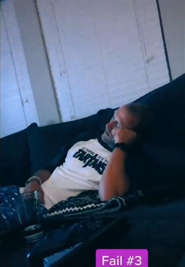 澶栧浗浜哄湪鐢锋湅鍙嬮潰鍓嶇殑鍙规皵,鐩樼偣琚洿鐢锋皵鍒版姄鐙傜殑鐬棿