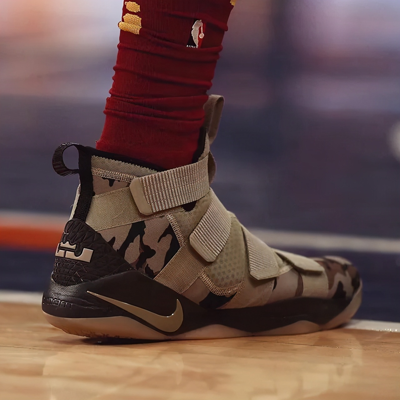 NBA球员上脚：老兵节配色的球鞋很酷，总冠军后卫签约李宁