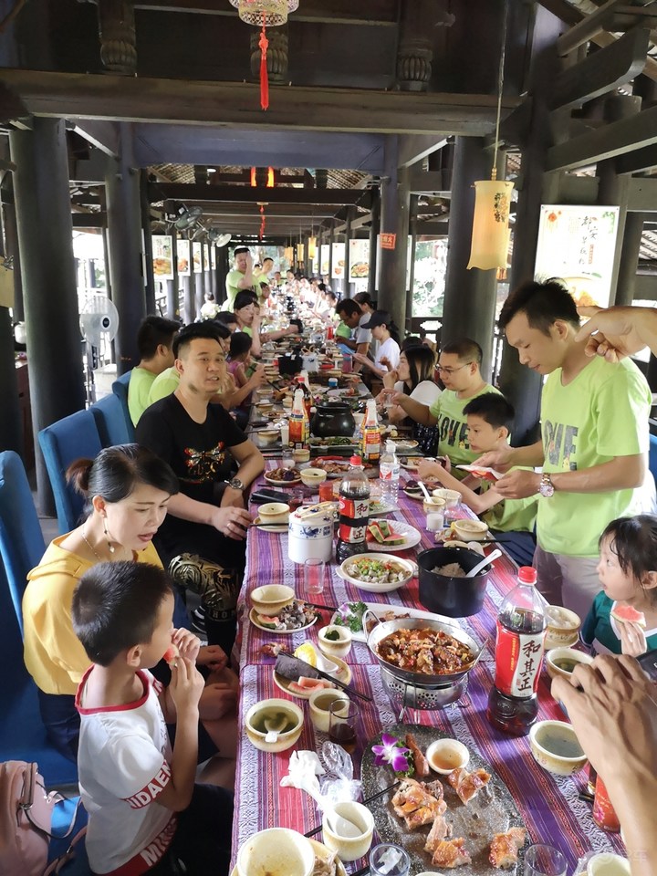 游山玩水老有所乐,和朋友一起游山玩水