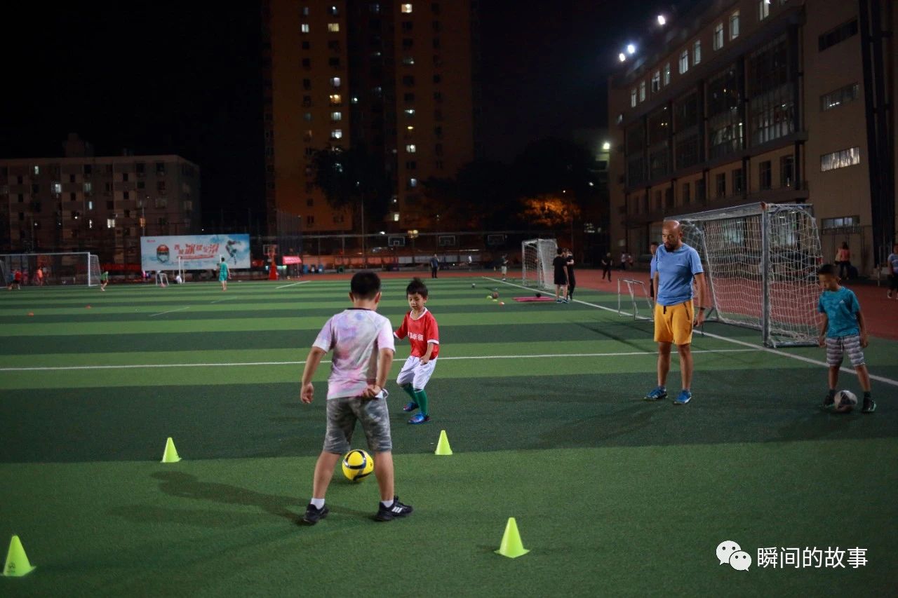 少年足球训练光脚日常,小学生夜晚足球训练