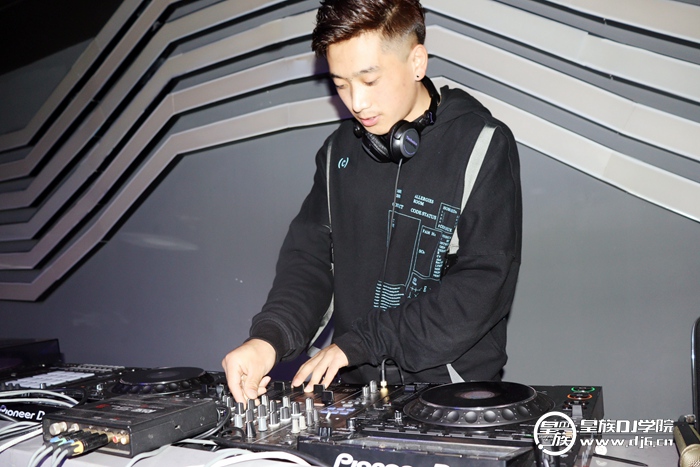 零基础学dj打碟用什么软件,学dj打碟前景