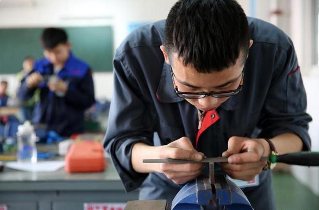 机械类本科毕业生一般工资多少,普通一本机械应届毕业生一般月薪