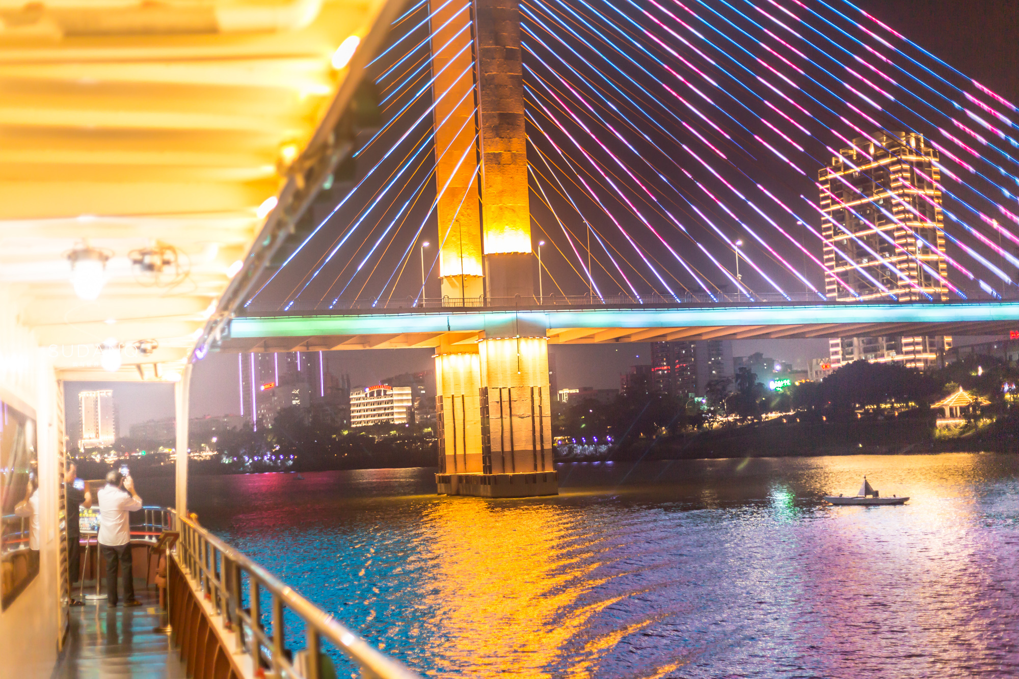 广西南宁夜景邕江大桥,南宁邕江夜游金惠号