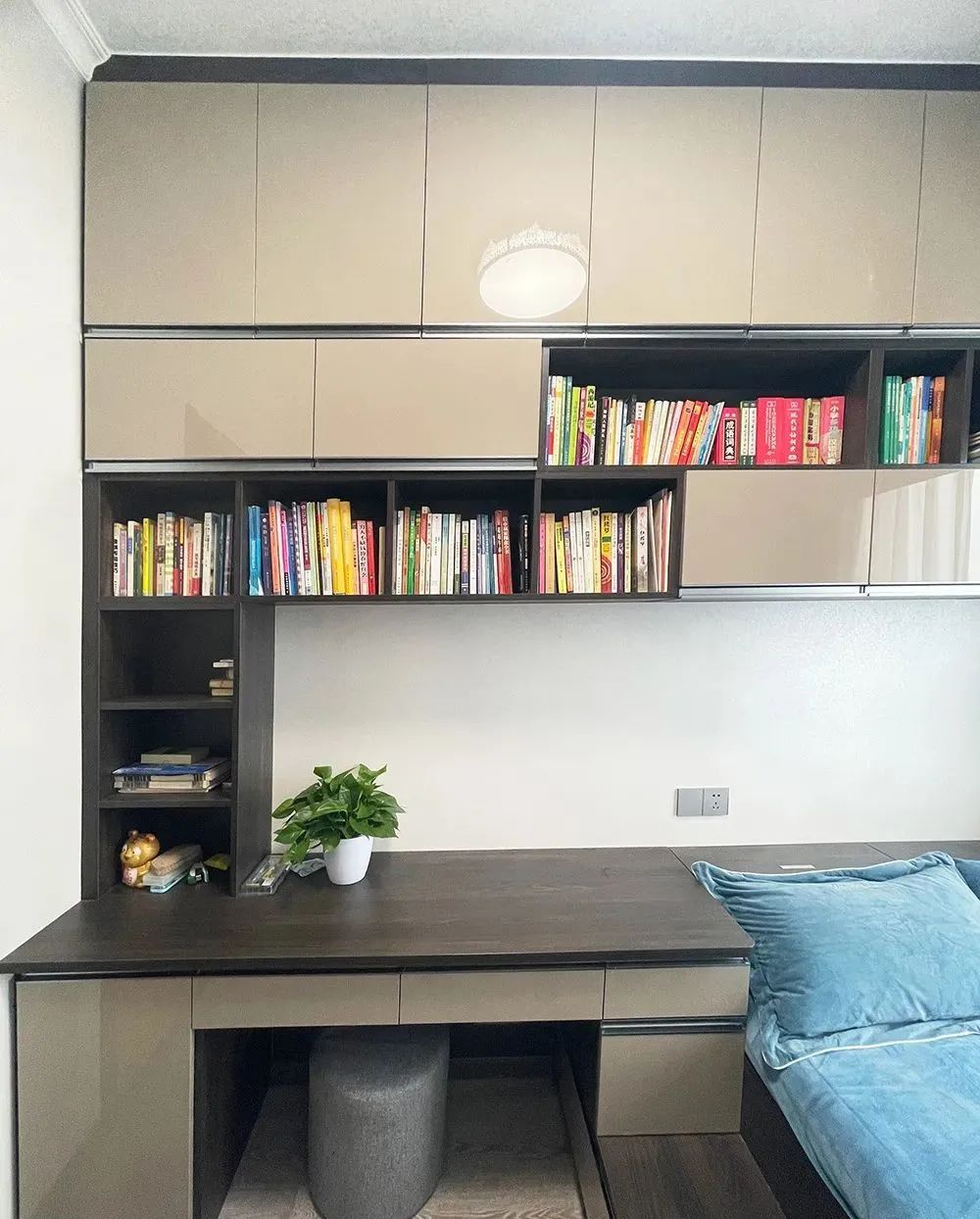 阳台改成小卧室凸出来的,阳台改成衣帽间和办公区