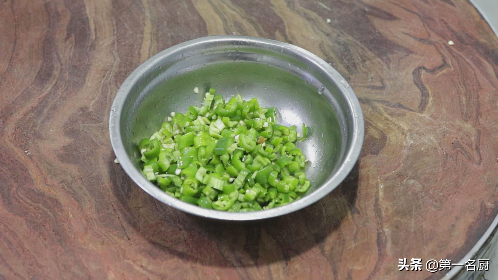 鲤鱼好吃有诀窍，做出来肉质嫩滑，汤鲜味美，一顿多吃两碗饭