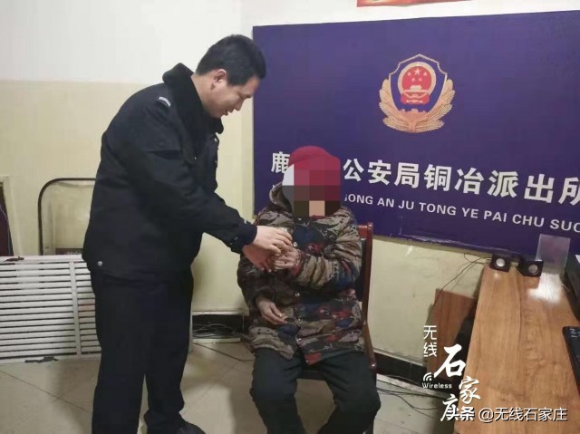 深夜警灯闪烁老人照亮回家的路,暖心老人冬夜迷路民警暖心送回