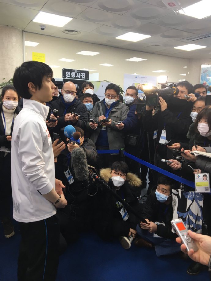 羽生结弦怪异行为,羽生结弦被光头采访