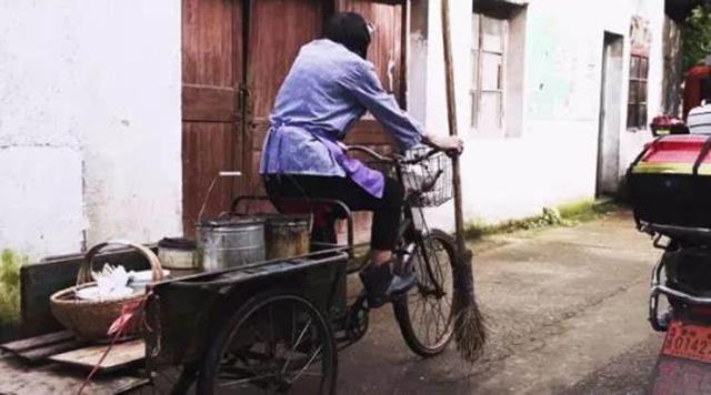 8旬奶奶每天村口卖早餐,凌晨2点起床,5毛钱一份,27年没涨价