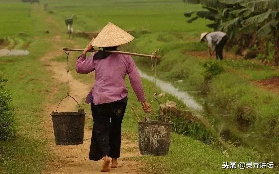农妇因名字相同被勾错魂，人们都说她冤，不料她去了地府竟发了财