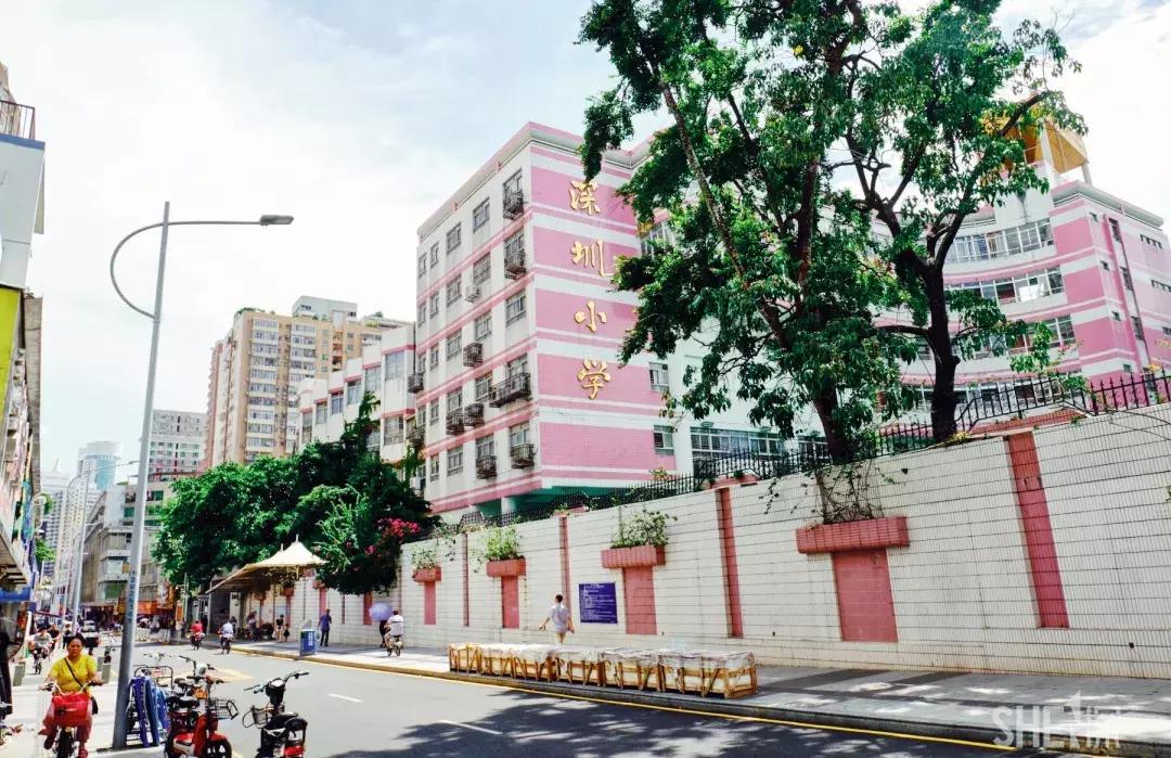 这里是东方世界,这里是东门英语怎么说