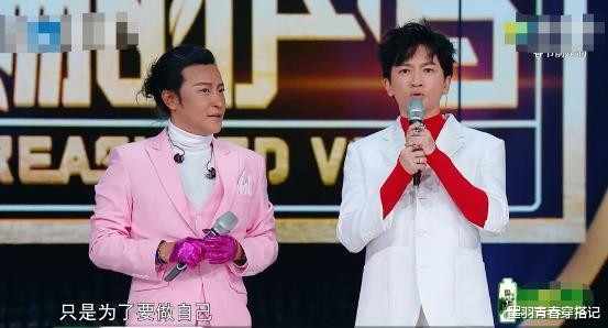 陈志朋回归低调?背3个LV包走机场,走哪都带着五星爱国手机壳