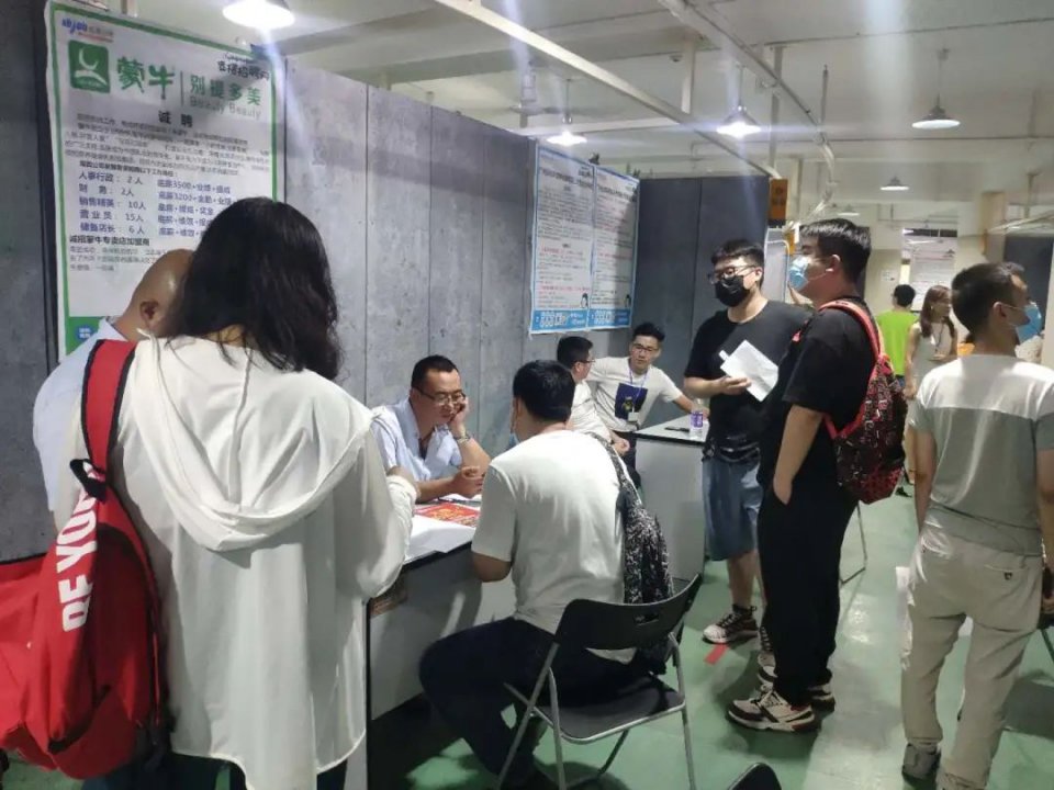 招才引智招聘会现场,人才招聘信息交流会