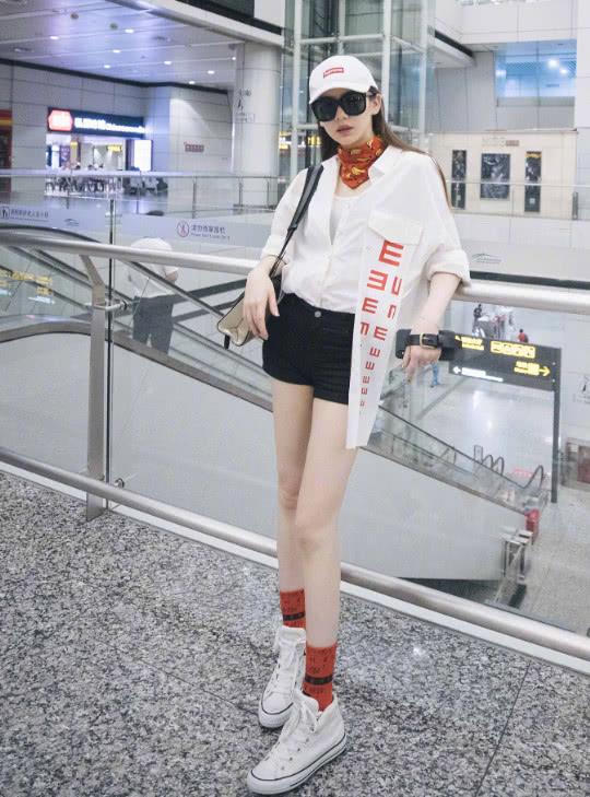 戚薇穿小西装机场照,戚薇包包小视频