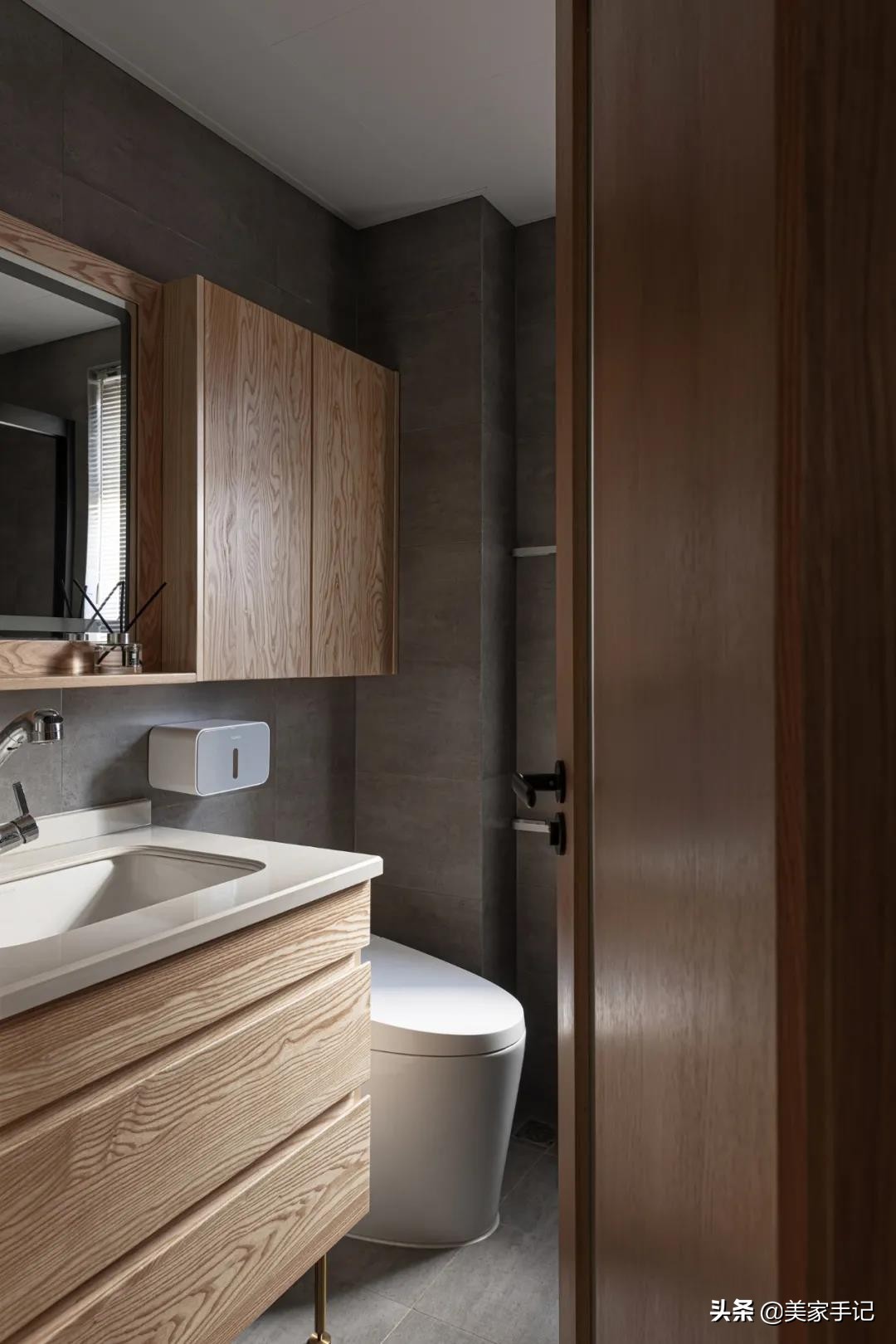 简单的白色原木色小家温馨又惬意,治愈系清新原木风的家