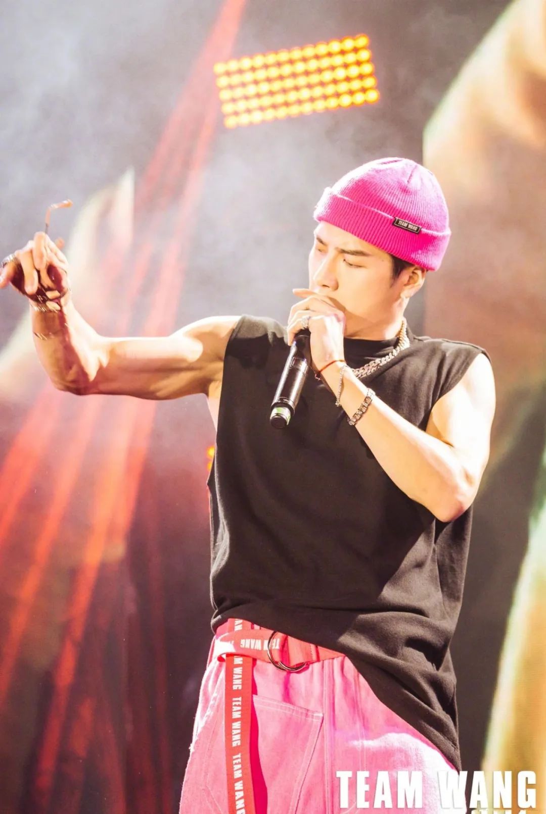 衣品超级好的男明星,王嘉尔穿的蔡徐坤同款衣服