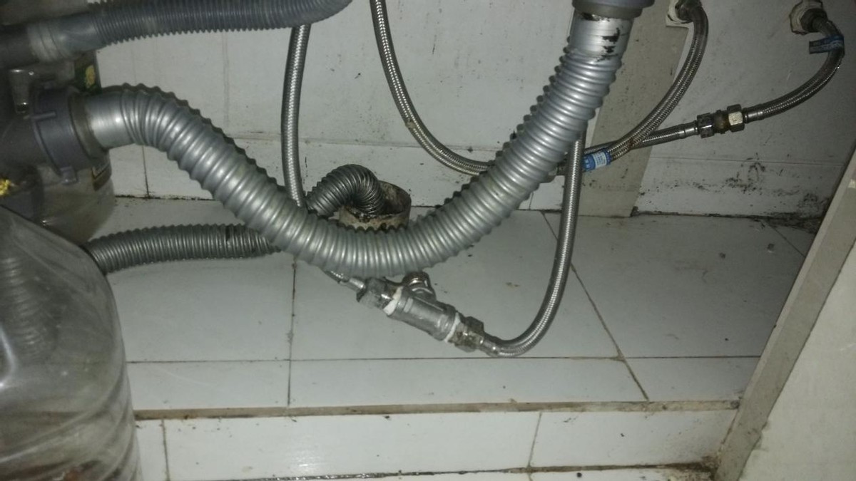 卫生间水管漏水维修免费上门勘察,水管漏水最快解决方法