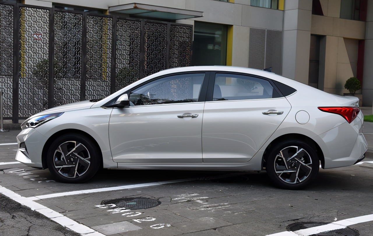 吉利帝豪和现代悦纳哪个好,合资车5万左右的新车省油