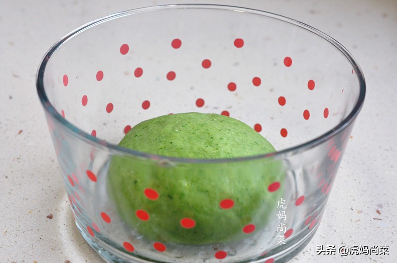 春饼这样做薄如蝉翼劲道又好吃,薄如蝉翼的春饼和面比例