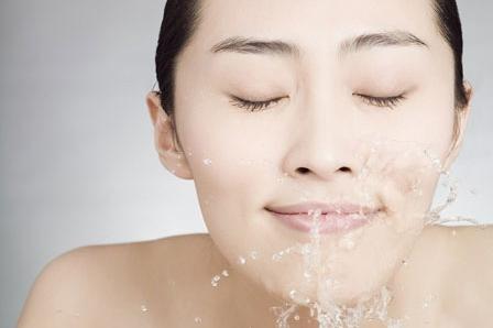 美白洗面奶正确的使用方法,使用洗面奶的正确方法