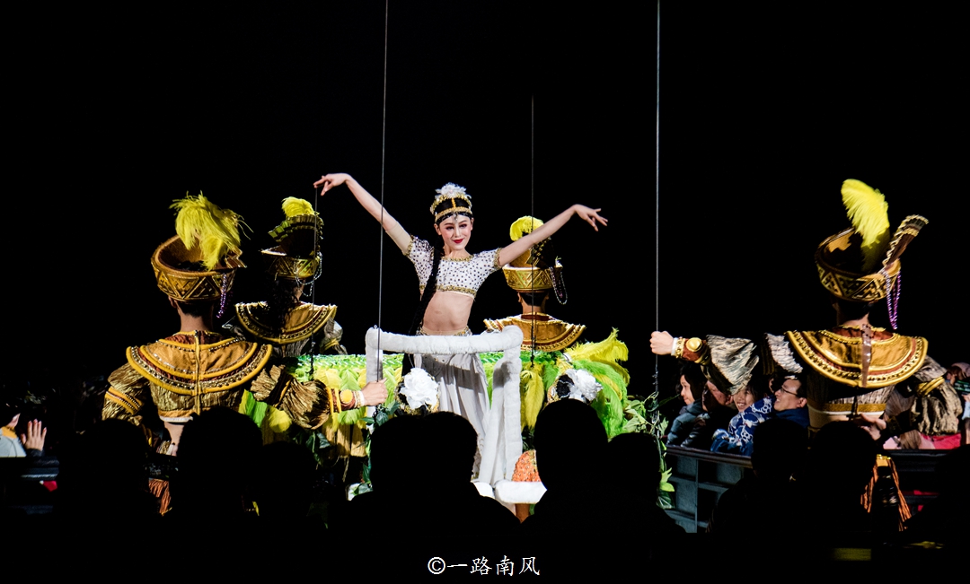 美女介绍丽江千古情景区,丽江千古情景区人多吗