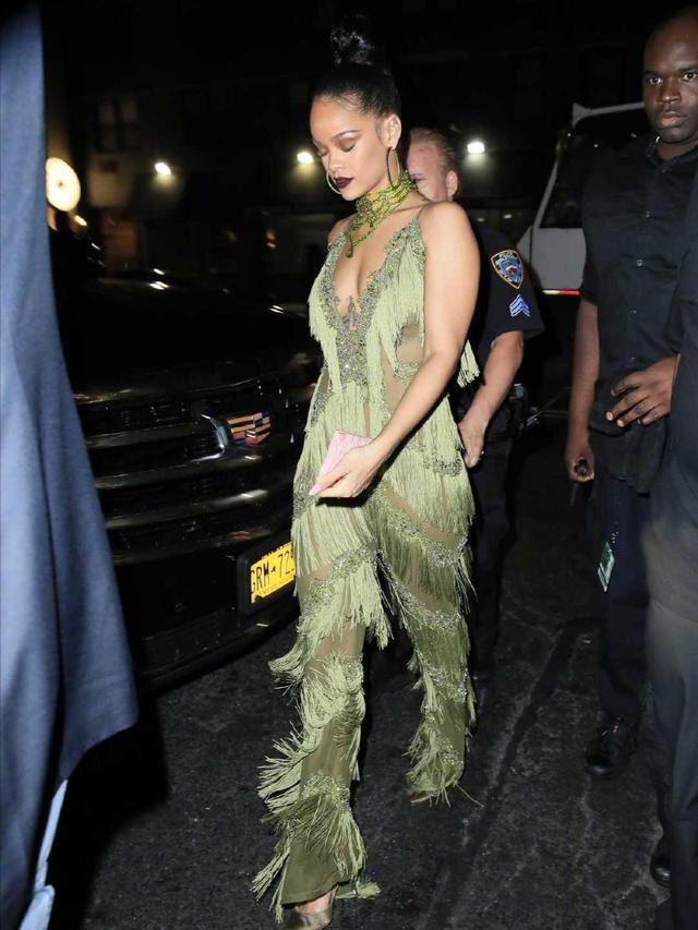 蕾哈娜穿大黄靴,雷哈娜粉色羽毛