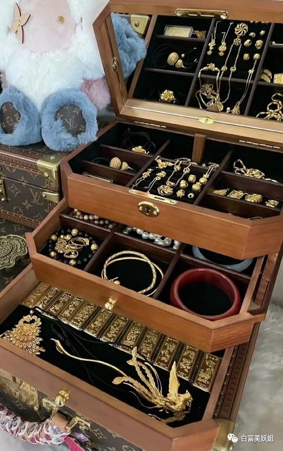 拜佛名媛翻车啦，背景被人扒底朝天