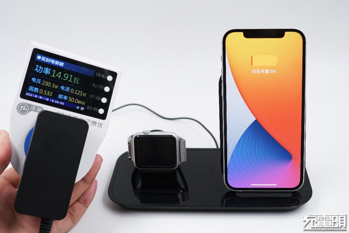 mophie二合一无线充电底座,mophie推出四合一无线充电器