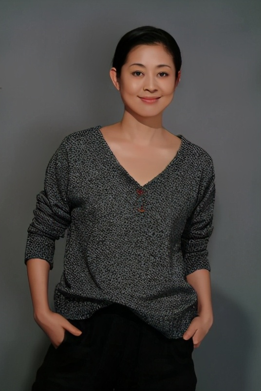 61岁倪萍暴瘦！走路踉跄获朱迅搀扶，身体状态惹网友担忧