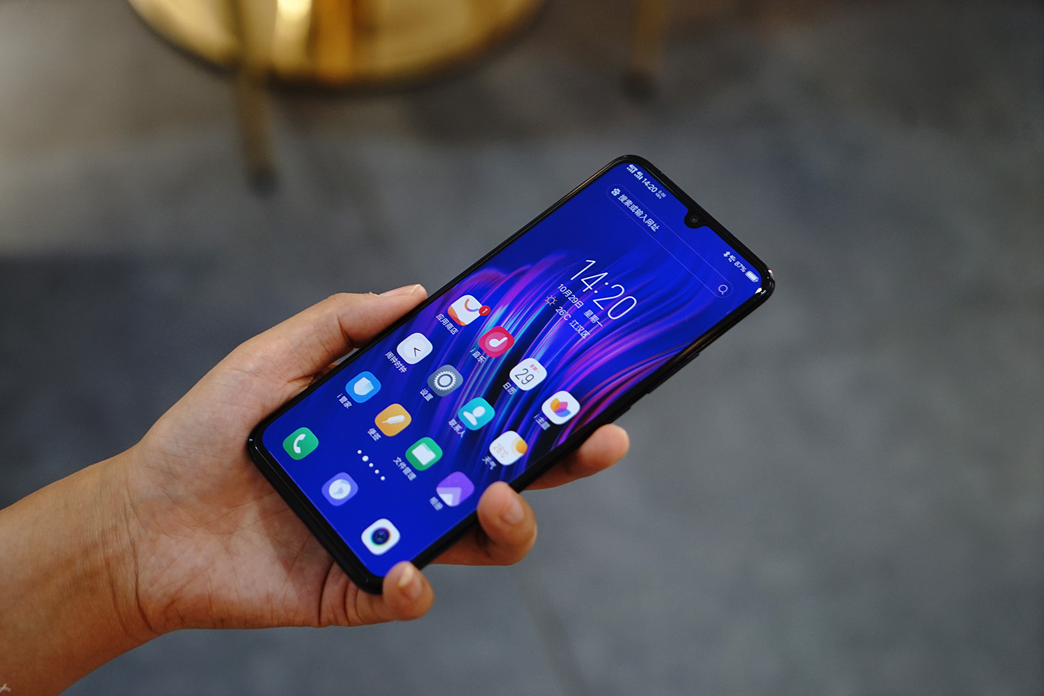 vivox23水滴全面屏手机,vivox23图赏91.2%水滴屏光感美学