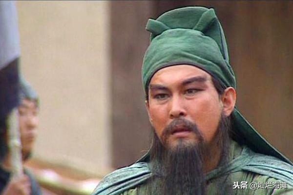 关羽放曹操走华容道后面对诸葛亮,曹操从华容道逃跑完整视频