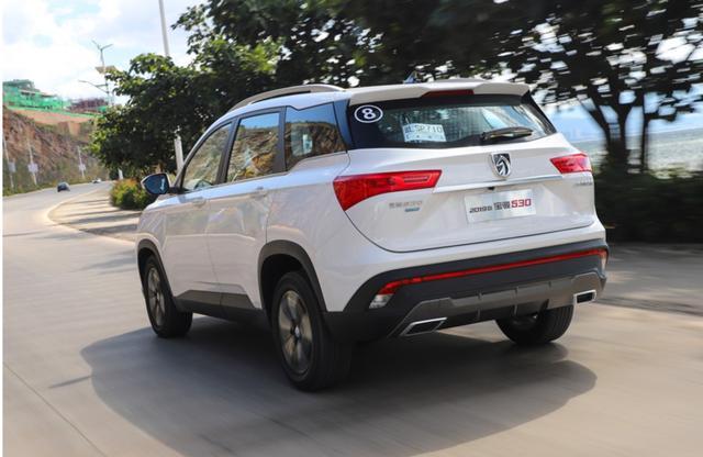 开车时怎样知道车身是正还是歪的,怎么判断车是正的还是歪的